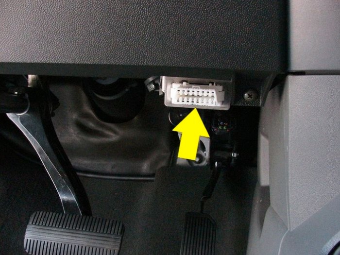 interior-of-vehicle-with-arrow-pointing-to-the-obd2-port-rocket-chip-plug-in-performance-chip